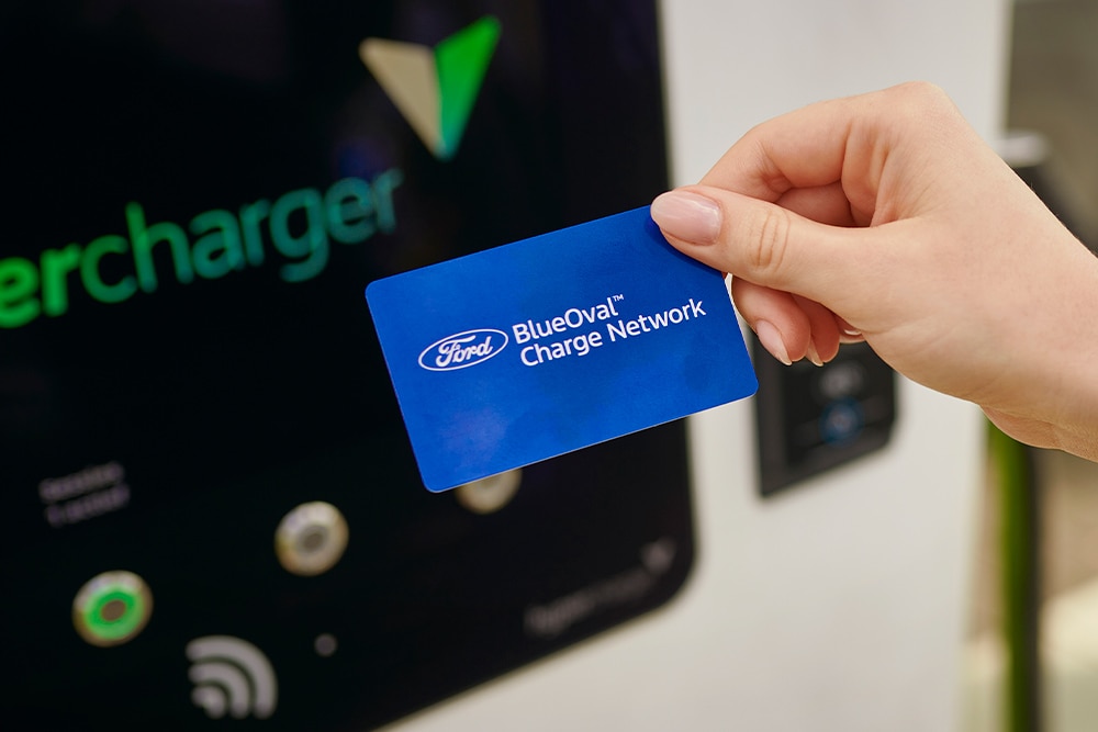 BlueOval™ Charge Network kártya (RFID) használata egy köztéri EV töltőállomáson az egyszerű fizetés érdekében.