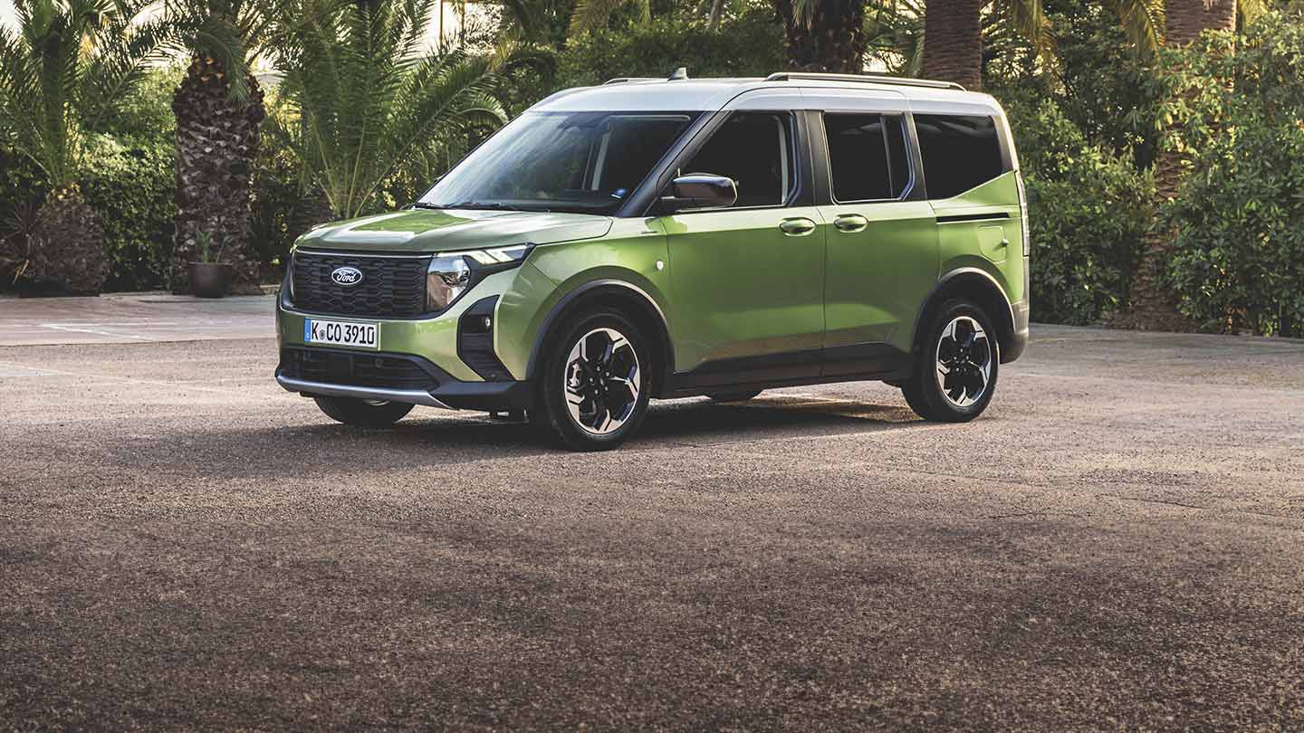 Ford Tourneo Courier in green front view